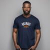 hombre modelo en camiseta azul detroit