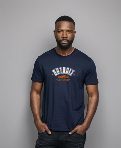 hombre modelo en camiseta azul detroit