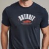 hombre modelo en camiseta azul detroit detalle