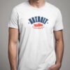 hombre modelo en camiseta blanca detalle detroit