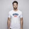 hombre modelo en camiseta blanca detroit