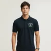 hombre modelo en polo azul navy