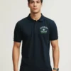 hombre modelo en polo azul navy