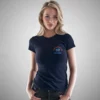 modelo en camiseta AZUL NAVY y logo ragazzaccia