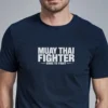 modelo en camiseta azul muay thai detalle