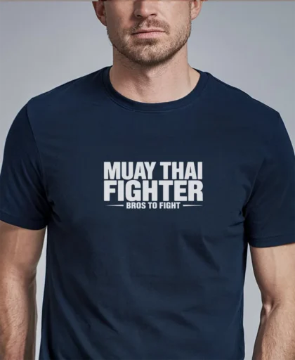 modelo en camiseta azul muay thai detalle