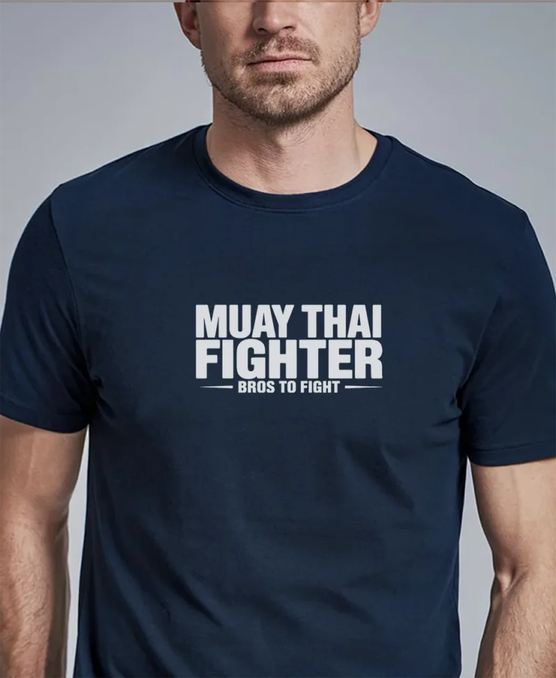 modelo en camiseta azul muay thai detalle
