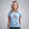 modelo en camiseta azul vintage