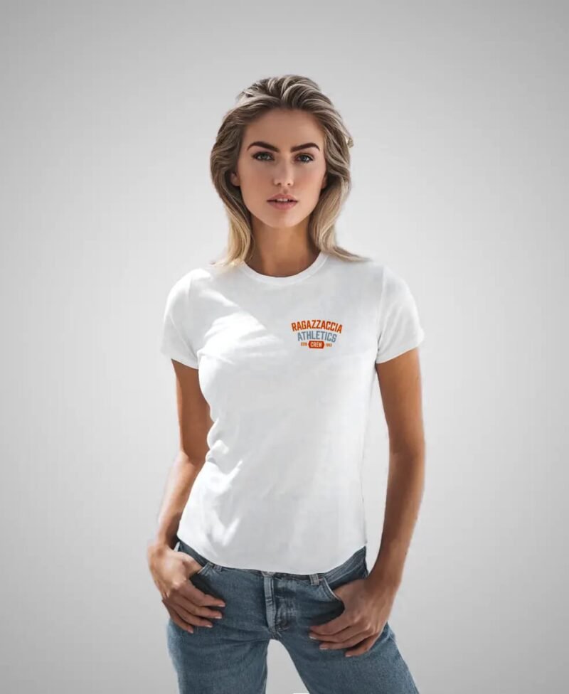 modelo en camiseta blanca 10
