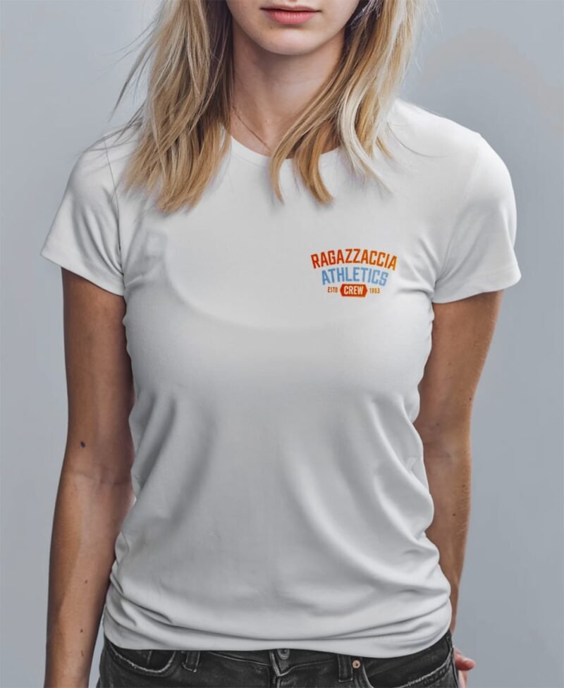 modelo en camiseta blanca DETALLE