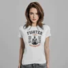 modelo en camiseta blanca fighter