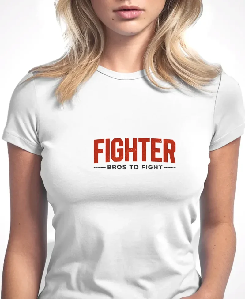 modelo en camiseta blanca fighter detalle
