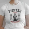 modelo en camiseta blanca fighter detalle