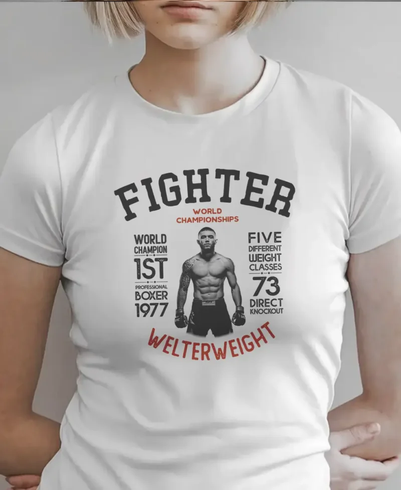 modelo en camiseta blanca fighter detalle