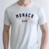modelo en camiseta blanca monaco detalle