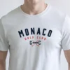 modelo en camiseta blanca monaco detalle 2