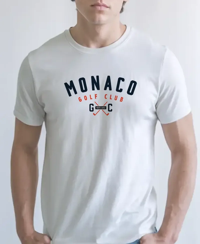 modelo en camiseta blanca monaco detalle
