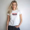modelo en camiseta blanca muay thai
