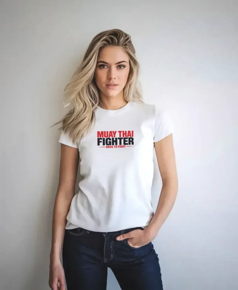 modelo en camiseta blanca muay thai