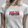 modelo en camiseta blanca muay thai detalle