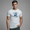 modelo en camiseta blanca y diseno casco
