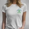 modelo en camiseta blanca y logo DETALLE