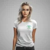 modelo en camiseta blanca y logo ragazzaccia