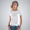 modelo en camiseta planca surf