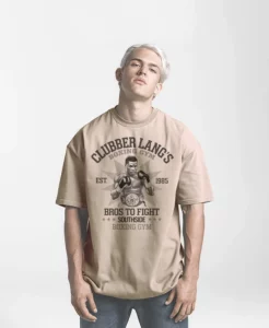 Marcas de la tienda Ditesia.com modelo masculino con camiseta beige y diseño de un boxeador llamado clubber lang