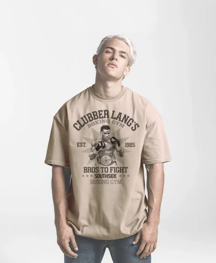 BROS TO FIGHT | Ropa de lucha y entrenamiento para guerreros y guerreras modelo masculino con camiseta beige y diseño de un boxeador llamado clubber lang
