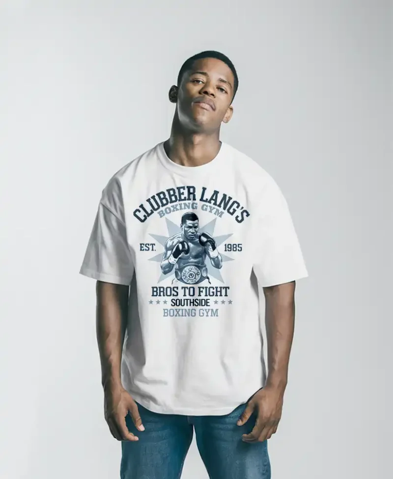 modelo masculino con camiseta blanca y diseño de un boxeador llamado clubber lang