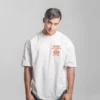 modelo en camiseta blanca con diseño bros to fight box club de colo rojo , vista frontal