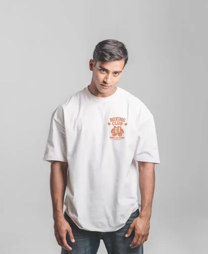 modelo en camiseta blanca con diseño bros to fight box club de colo rojo , vista frontal