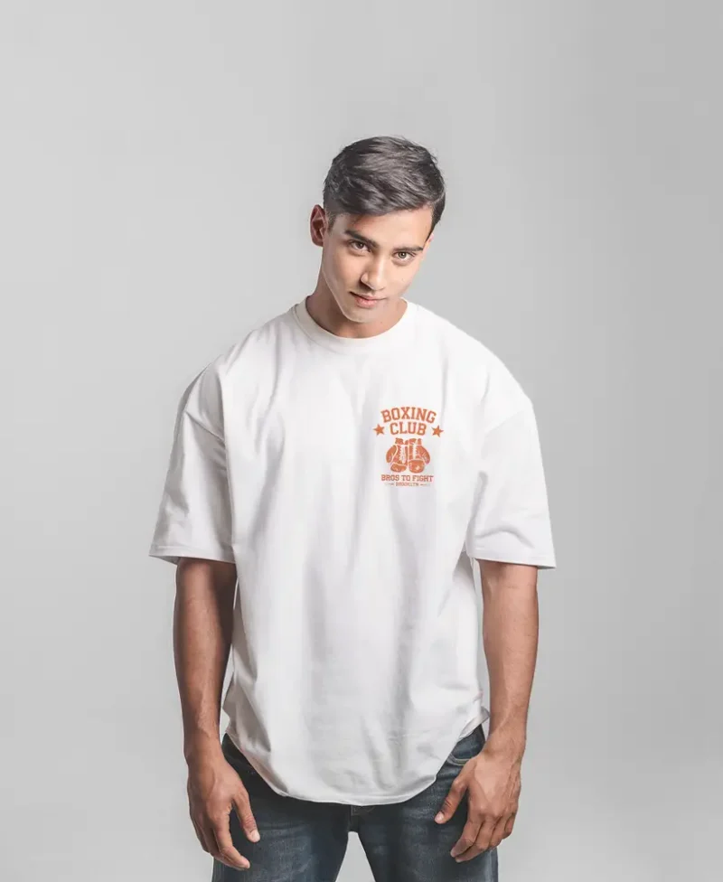 modelo en camiseta blanca con diseño bros to fight box club de colo rojo , vista frontal