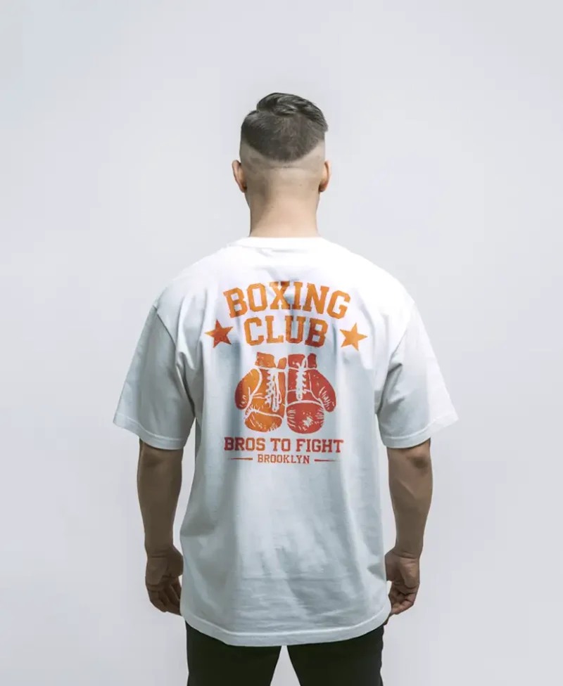 modelo masculino en camiseta blanca con diseño bros to fight box club de colo rojo