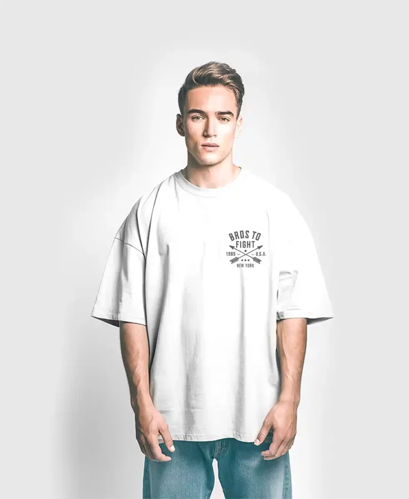 modelo masculino en camiseta blanca con diseño de un indio apache estilo retro vintage