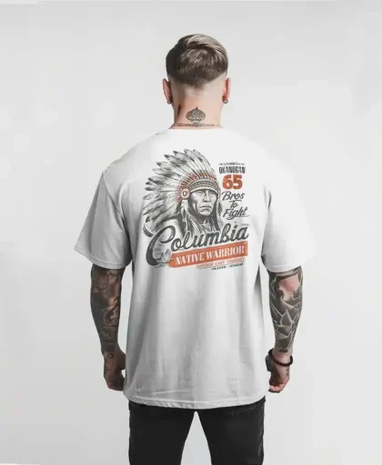 modelo en camiseta blanca con diseño de un indio apache , edicion limitada, vista trasera