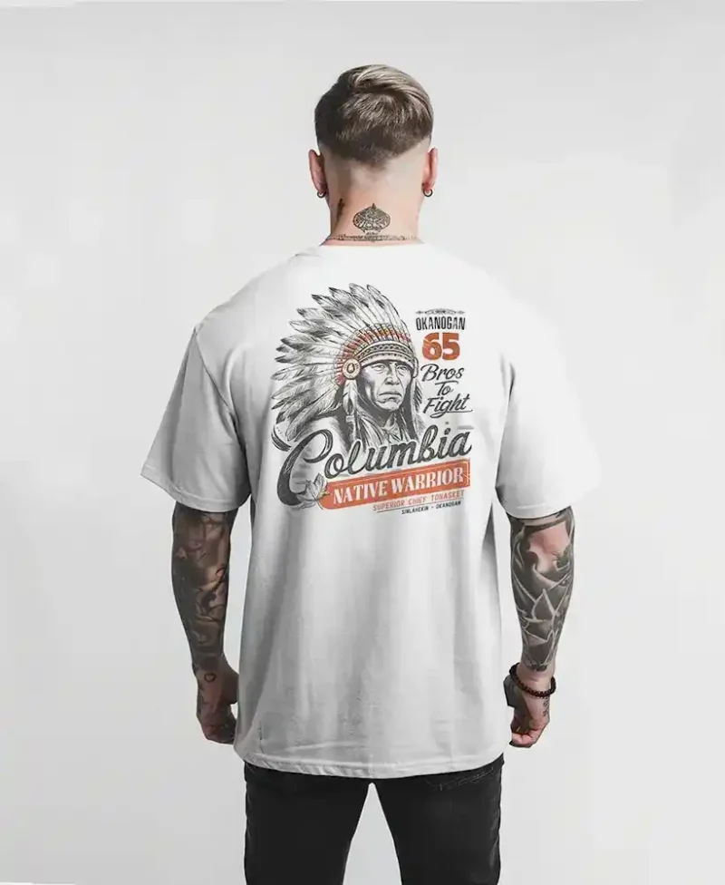modelo en camiseta blanca con diseño de un indio apache , edicion limitada, vista trasera