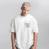 modelo masculino en camiseta blanca modelo masculino en camiseta blanca con diseño de un indio native WARRIOR