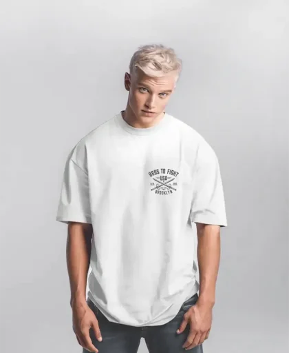 modelo masculino en camiseta blanca con diseño de un indio native WARRIOR