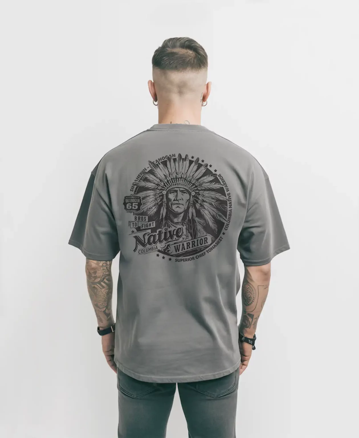 modelo en camiseta de color gris modelo en camiseta de color gris con diseño de un indio native warrior estilo retro