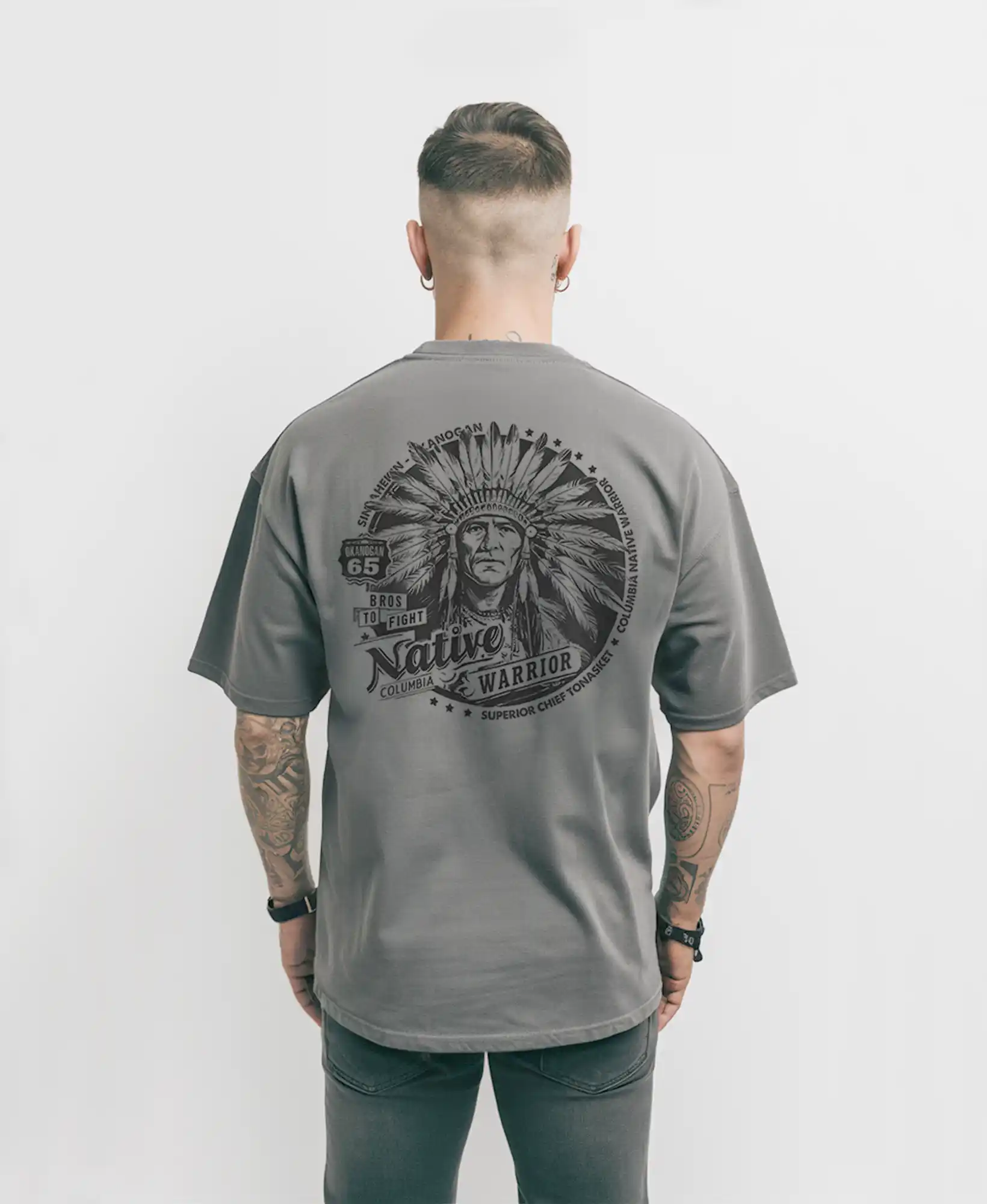 Camiseta BTF Apache modelo en camiseta de color gris con diseño de un indio native warrior estilo retro