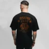 modelo en camiseta negra con diseño bros to fight box club de colo rojo , vista trasera
