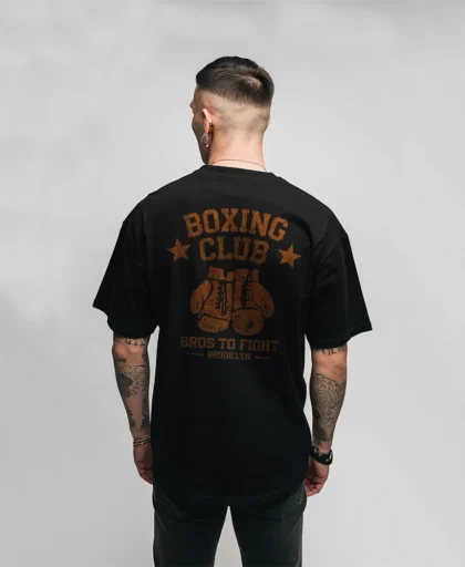 BROS TO FIGHT | Ropa de lucha y entrenamiento para guerreros y guerreras modelo en camiseta negra con diseño bros to fight box club de colo rojo , vista trasera