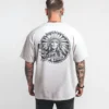modelo masculino en camiseta oversize modelo masculino en camiseta oversize blanca con diseño de un indio, limitada, vista trasera