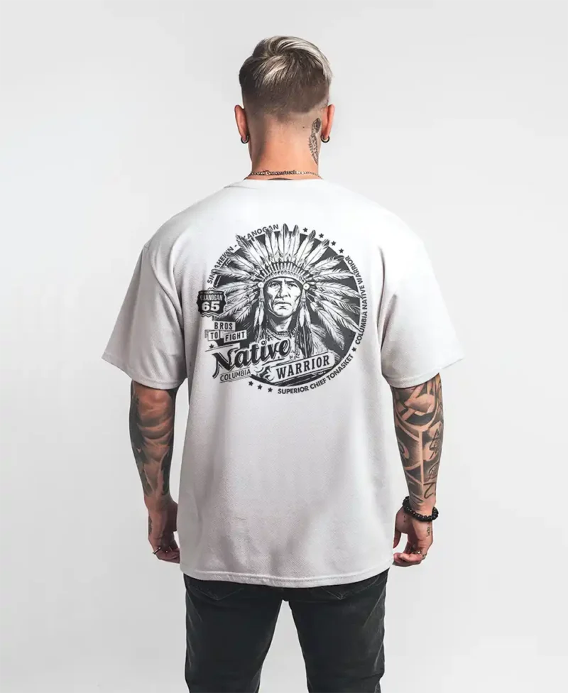 modelo masculino en camiseta oversize blanca con diseño de un indio, limitada, vista trasera