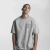 modelo masculino en camiseta oversize modelo masculino en camiseta oversize de color gris claro