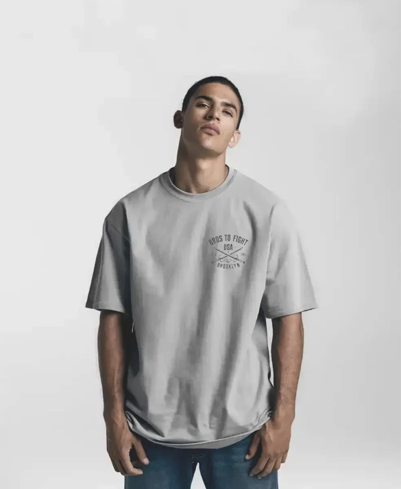 modelo masculino en camiseta oversize de color gris claro