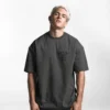 modelo masculino en camiseta oversize modelo masculino en camiseta oversize de color gris oscuro
