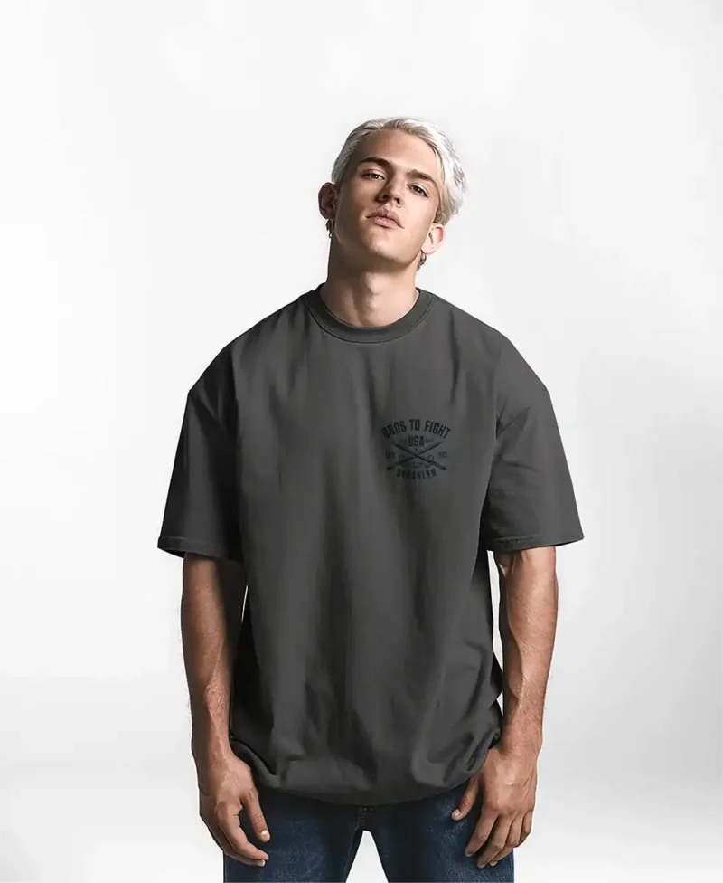 modelo masculino en camiseta oversize de color gris oscuro